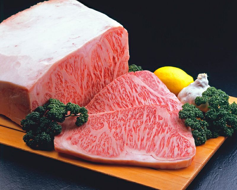 霜降り豊かなA5サーロインの断面。やわらかくジューシーな食感が伝わる焼き上がり例