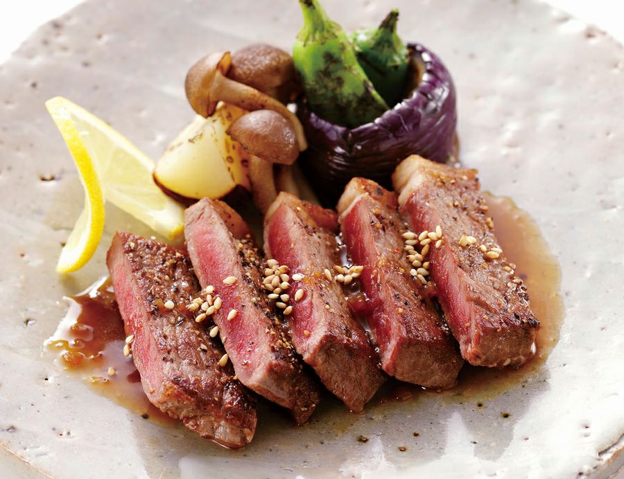 超希少部位シャトーブリアンの断面。脂肪が少なく驚くほど柔らかな食感の焼き上がり例