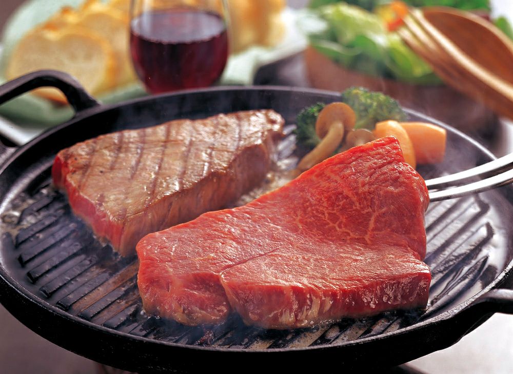 赤身とほどよい霜降りのバランスが良いイチボの断面。ジューシーな焼き上がり例